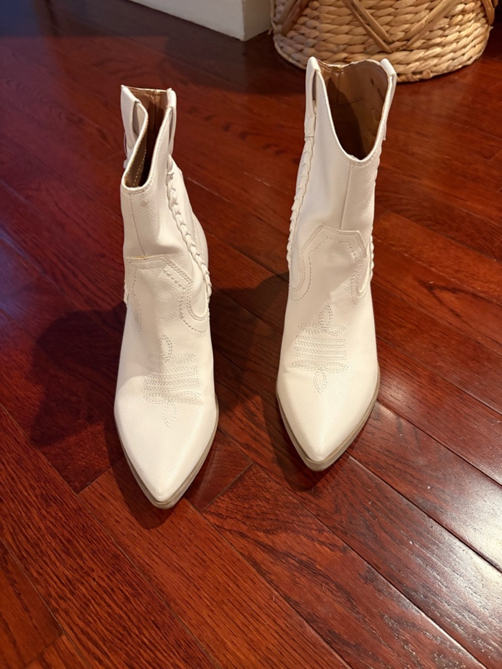 Like new DV-Dolce Vita white boots